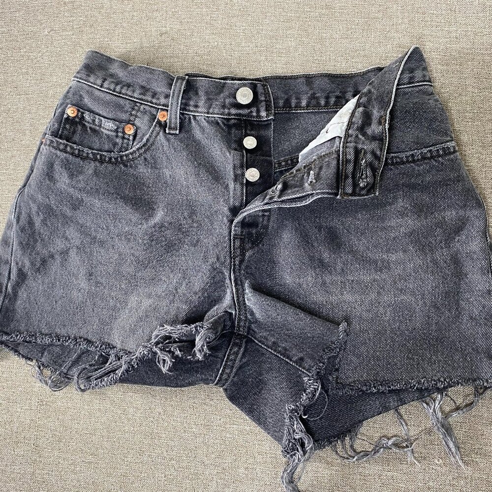 Levi's 501 Premium Denim Jean Shorts Women W27 Black-ish Gray Distressed Chewed - Picture 4 of 16